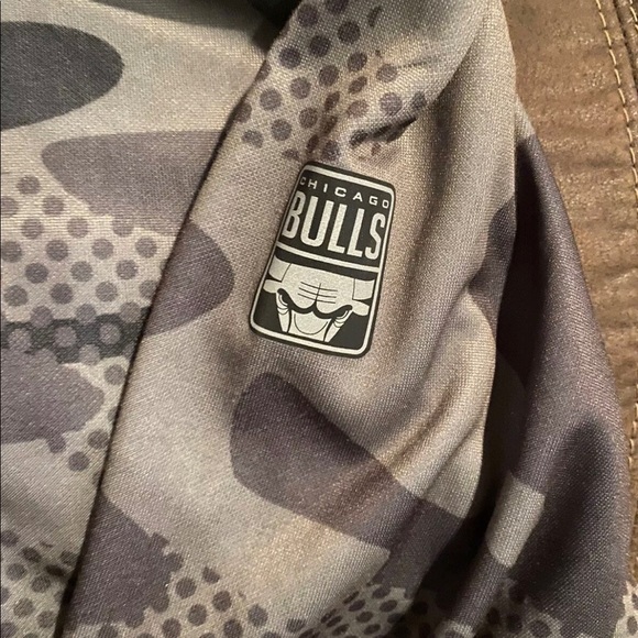 NBA Chicago Bulls Youth Hoodie Retails for $70 - Picture 4 of 7